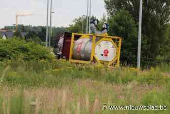 Afrit R4-West naar E34 uren dicht door zwavelzuur lekkende vrachtwagen
