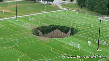 „Als wäre eine Bombe explodiert“: Plötzlich klafft ein riesiges Loch auf Sportplatz