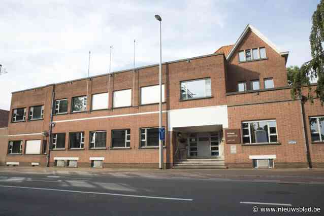 Tiener urenlang mishandeld en vernederd tijdens “horrornacht”: “Hij moest op zijn knieën zitten, waarna ze op hem urineerden”