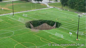 „Als wäre eine Bombe explodiert“: Plötzlich klafft ein riesiges Loch auf Sportplatz