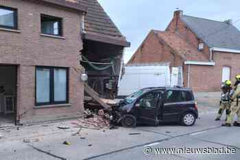 Bestuurder (73) ramt vier wagens en crasht tegen gevel woning