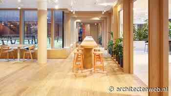 Een kantoorinterieur met arcades en binnentuin