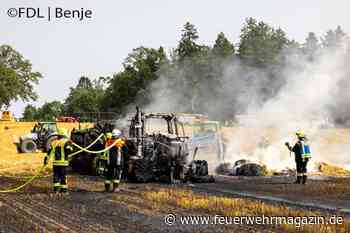 Traktor und Quaderballenpresse brennen komplett ab