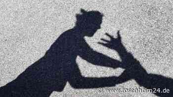 Mann meldet nackte Frau im Feld: Hatte er selbst das Mädchen (17) bis zur Bewusstlosigkeit gewürgt?