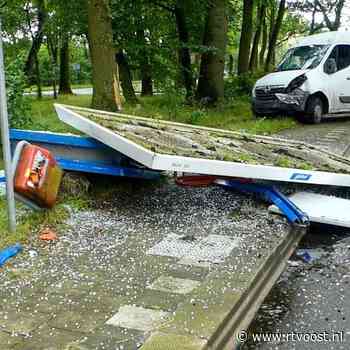 112 Nieuws: Bestelbus rijdt bushalte aan gruzelementen in Enschede