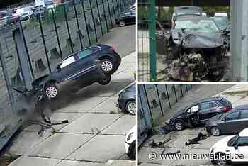 Beelden tonen hoe jongeren crashen tijdens joyride op voormalige Makro-site