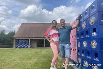 Jeremy (29) en Maité (28) raken weer in woning na trouwcadeau van 2.000 bierbakken: “We ruimen 360 bakken per uur”