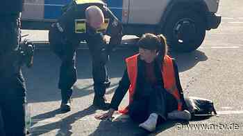 Urteil gegen Letzte Generation: Ankleben auf Straßen kostet Carla Hinrichs 6000 Euro Strafe