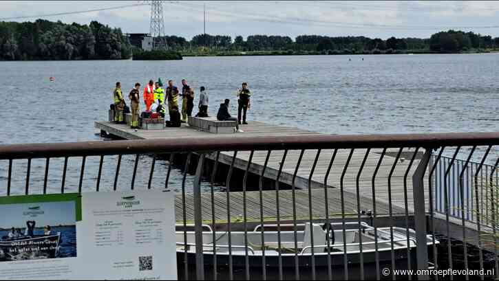 Almere - Twee personen belanden in het Weerwater, omstanders schieten te hulp