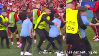 Direkt vor Belgien-Star De Bruyne: EM-Ordner zerrt Flitzer-Kind mit unsanftem Eingreifen vom Platz