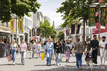 Geen overrompeling, wel gezellige drukte op eerste soldendag: “Schoenen voor 7 euro, dat valt goed mee”
