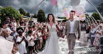 Meester en juf uit Duiven eindelijk getrouwd: 'Hier hebben we 22 jaar op moeten wachten’