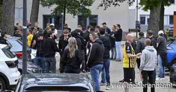 Honderden Vitesse-supporters verzamelen zich op Papendal na oproep via sociale media