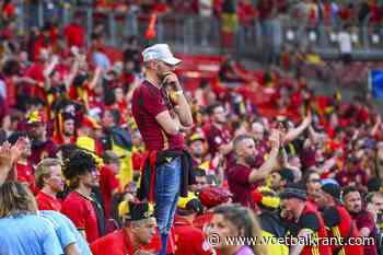 📷 Supporters ook in België even in rouw: groot scherm in Wetteren levert ook humor op rond Frankrijk én Oekraïne