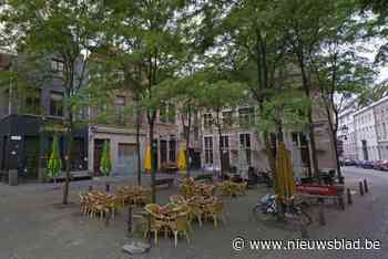 Dronken bestuurder (21) rijdt in op terras van studentencafé in Antwerpen: twee twintigers lichtgewond
