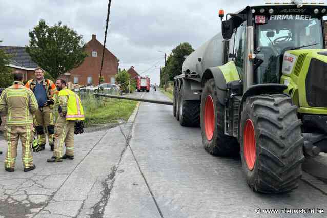 Elektriciteitspaal aangereden nadat tractor plaats maakt voor tegenligger: “Jammer, want ik was de enige die hoffelijk wou zijn”