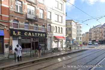 Dertiger raakt levensgevaarlijk gewond bij schietpartij aan café: drie verdachten opgepakt