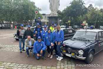 Italiaanse carabinieri palmen Kerkplein in met hun oldtimers
