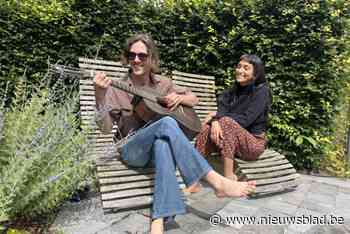 MeneerKoekepeer neemt clip op in Heemhuisje met hulp Braziliaanse vriendin Nina die haar hart volgde naar Zoersel