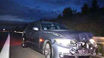 Bei Regen zu schnell unterwegs: BMW prallt gegen Leitplanke und Lkw - aber wo ist der Sattelzug?