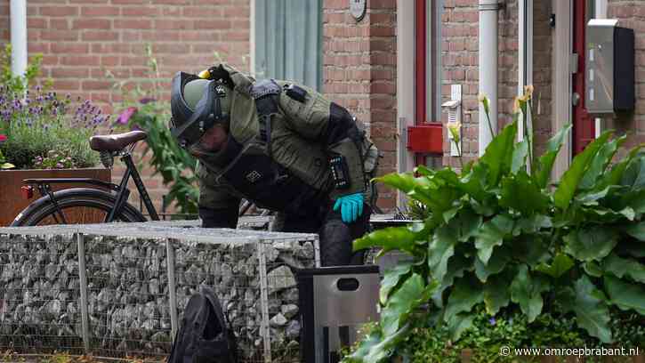 Straat afgezet na melding over explosief, EOD doet onderzoek