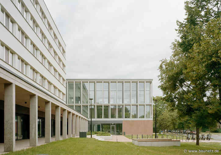 Reorganisation auf dem Uni-Campus
 - Erweiterung in Budapest von Gereben Marian Epiteszek