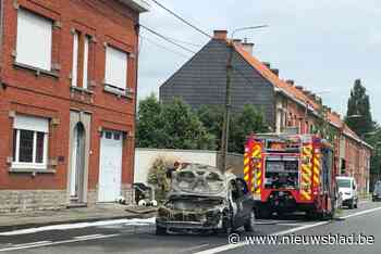 Bestuurder kan auto nog net parkeren, maar moet dan lijdzaam toekijken hoe die in vlammen opgaat