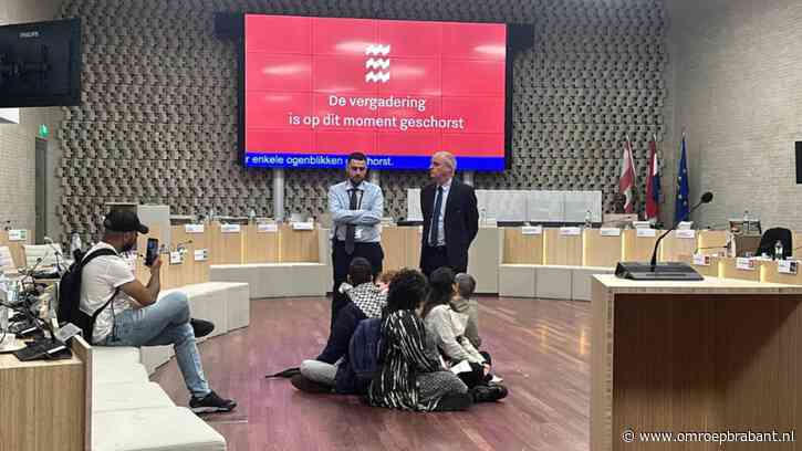 Actievoerders onderbreken raadsvergadering met pro-Palestina leuzen