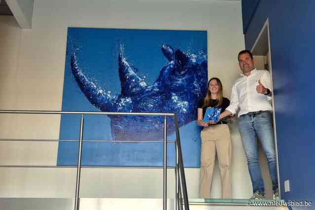 Kunstenares Lisa-Marie Billiet levert schilderij van blauwe neushoorn af