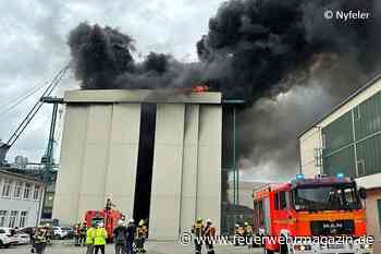 Werfthalle brennt, 300 Feuerwehrleute im Einsatz