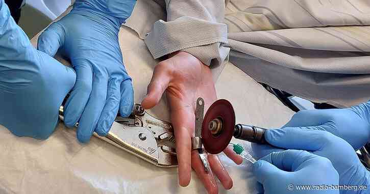 Finger steckt in Schraubenmutter fest – Jugendlicher in Not