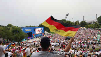 Skandal bei Public Viewing in Bayern: Frau zeigt Hitlergruß und schlägt Zuschauerin