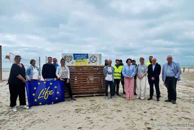 Nieuwe afvalbakken moeten stranden proper houden: “Ze hebben ook een compartiment voor bijzondere vondsten”