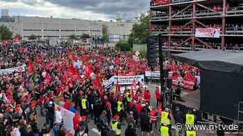 80 Autohäuser im Gespräch: Mercedes-Mitarbeiter protestieren gegen Verkauf