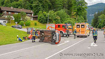 Kehrmaschine rammt Auto: Wagen kippt um - Frau eingeklemmt