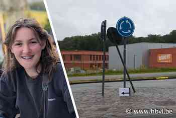 Roos (18) mag niet meedoen aan artsenexamen omdat ze vijftig seconden te laat is: “Wegwijzer stond fout”