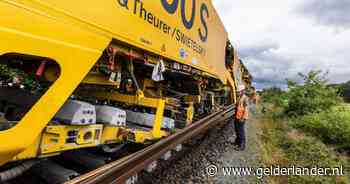 Imposante ombouwtrein rolt in slakkentempo en met donderend geraas door het Achterhoeks landschap
