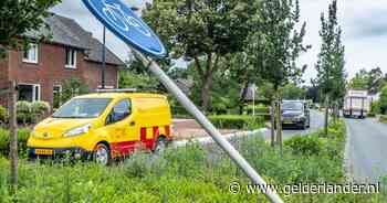 Illegaal ‘speciaal transport’ dwars door dorp zorgt voor duizenden euro’s schade aan borden en bomen