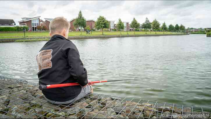 Dronten - Gewapend met hengel en aas leren kinderen vissen