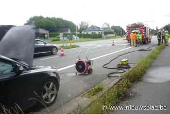 Bestuurster merkt rook op onder motorkap en kan erger voorkomen