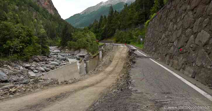 Cogne isolata, le immagini della strada distrutta dall’acqua e dal fango: il comune è raggiungibile solo in elicottero
