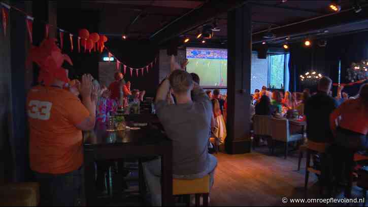 Lelystad - Gouden avond voor Oranjefans: Nederland stunt met 3-0 zege op Roemenië