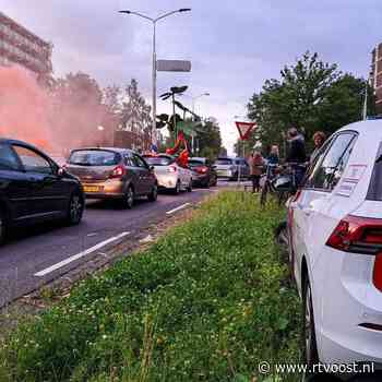 Toetertukkers maken het bont in Enschede: politie sluit weg af voor verkeer