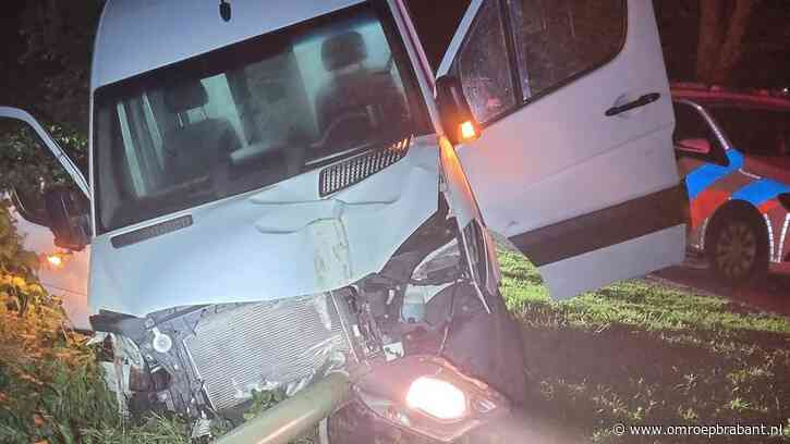 Man crasht na achtervolging met gestolen bestelbus tegen lantaarnpaal