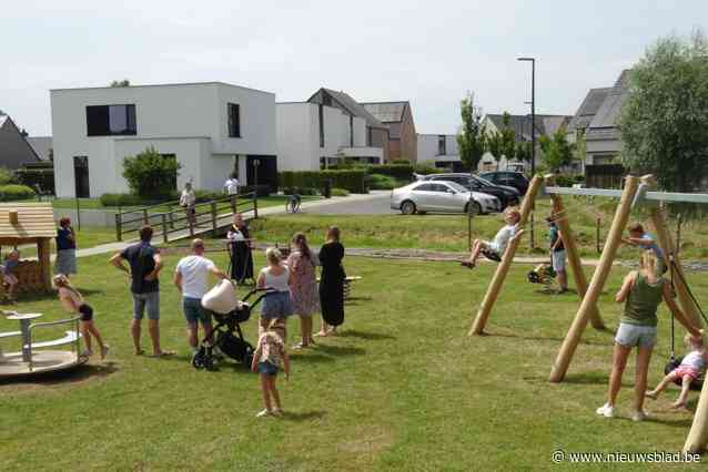 Nieuw speelterrein aan Weefschoolstraat ingehuldigd