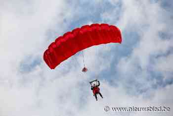 Parachutist komt ongelukkig ten val bij landing