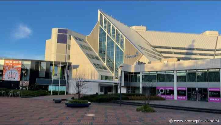 Lelystad - Geen grote kerstboom meer voor het stadhuis en een beveiliger minder, Lelystad heeft 84 bezuinigingsvoorstellen