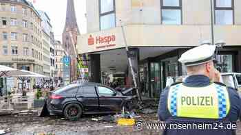 Fahranfänger (18) rast mit 612-PS-Mercedes auf Gehsteig – Fußgänger stirbt, viele Verletzte