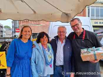 Marktkramers Hilde en Karel nemen vroeger dan verwacht afscheid van hun klanten: “Maar we blijven naar de markt komen”
