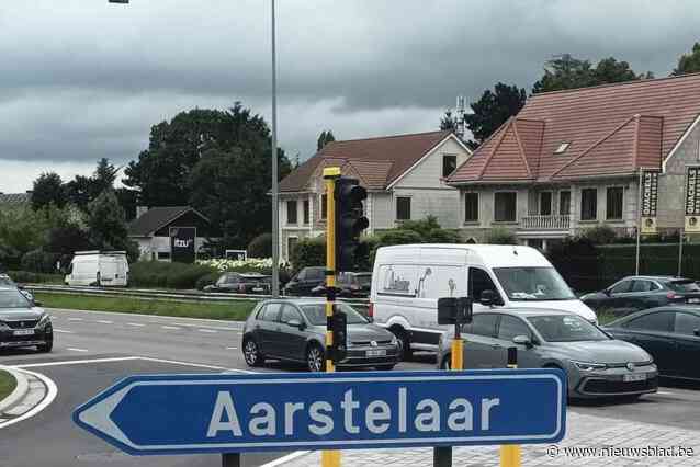 Kontichse wegwijzer wijst kortste weg naar ‘Aarstelaar’: “We horen bij de anale driehoek, maar dit is duidelijk een fout”